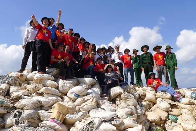 Đoàn Việt kiều thăm đảo Song Tử Tây (Trường Sa, Khánh Hòa).