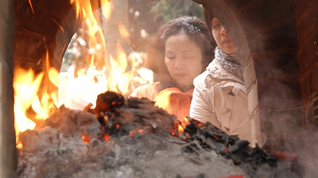 Đốt vàng mã tràn lan gây lãng phí và ô nhiễm môi trường. Ảnh: SONG ANH