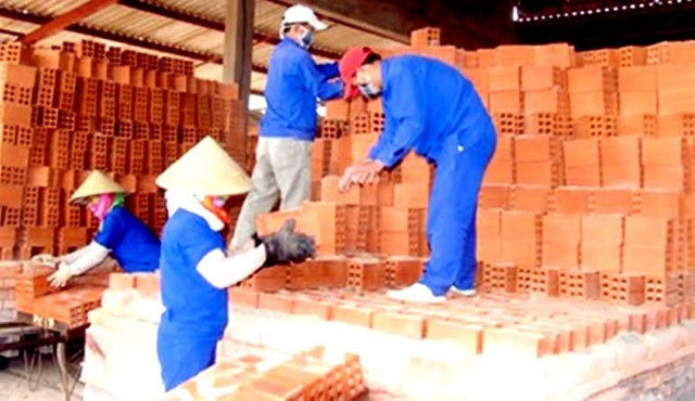 Sản xuất gạch tuynel ở Quảng Trị.