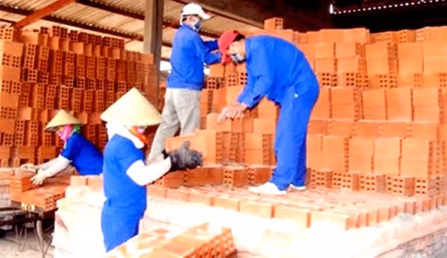 Sản xuất gạch tuynel ở Quảng Trị.