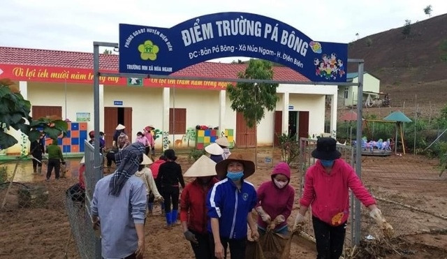 Giáo viên Trường mầm non Núa Ngam tập trung hót đất đá tràn vào điểm trường tại bản Pá Bông.