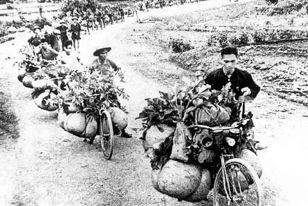 Đoàn xe thồ tải gạo lên Điện Biên. Ảnh: TL 