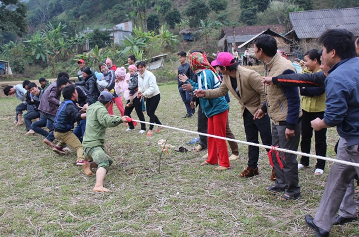 Thi kéo co trong ngày hội của đồng bào các dân tộc tỉnh Lào Cai.