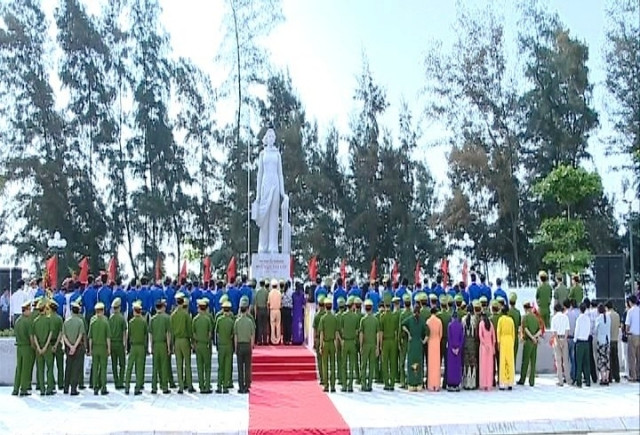 Các tầng lớp nhân dân bên tượng đài nữ Anh hùng liệt sĩ - Công an nhân dân Nguyễn Thị Lợi.