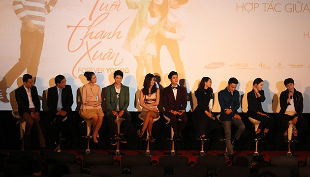 Ê kíp làm phim "Tuổi thanh xuân" tại buổi họp báo công bố phim. 