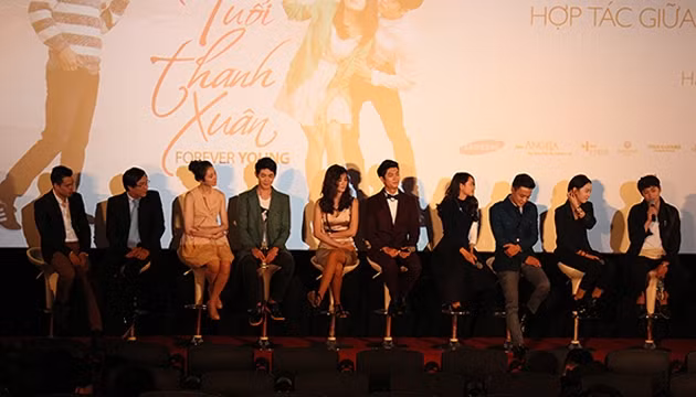 Ê kíp làm phim "Tuổi thanh xuân" tại buổi họp báo công bố phim. 