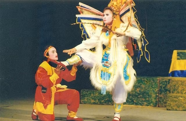 Một cảnh trong vở Chung Vô Diệm do Đoàn tuồng không chuyên phường Trần Quang Diệu, TP Quy Nhơn, Bình Định biểu diễn.