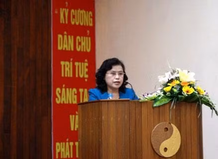 Thứ trưởng Bộ Y tế Nguyễn Thị Xuyên phát biểu tại Hội thảo.