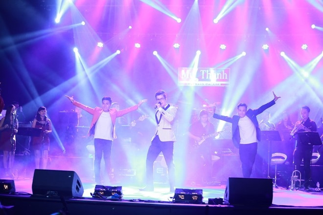 “Đinh Mạnh Ninh Live” thu hút đông đảo lượng khán giả hâm mộ trong buổi livestream.