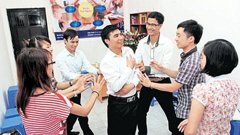 Cảnh trích đoạn trong bài tập trải nghiệm "trao gửi niềm tin" của học viên Trung tâm tri thức Tâm -Tài - Ðức.