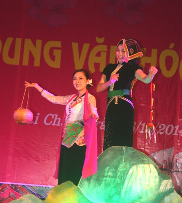 Trình diễn trang phục dân tộc Thái trong ngày hội.