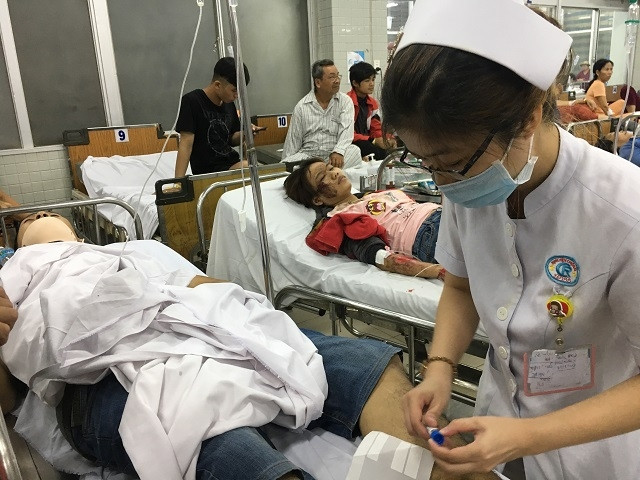 Các nạn nhân đang được cứu chữa tích cực tại bệnh viện. (Ảnh: TTXVN).