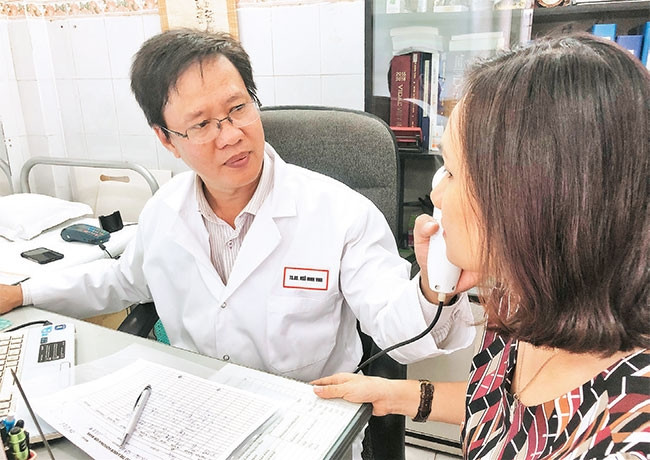 TS, BS Ngô Minh Vinh, Phó Trưởng khoa Da liễu (Trường đại học Y khoa Phạm Ngọc Thạch) tư vấn cho một trường hợp muốn chăm sóc da.