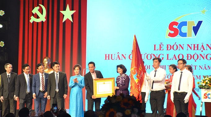 Phó Chủ tịch nước Đặng Thị Ngọc Thịnh trao tặng Huân chương Lao động hạng Nhất cho Công ty TNHH Truyền hình cáp Saigontourist TP Hồ Chí Minh.