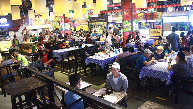 Khách ăn ở chợ ẩm thực đều phải trả tiền trước, chờ đồ ăn đem đến sau.