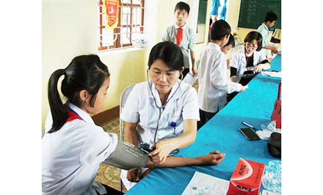 Bác sĩ Bệnh viện Sản nhi Nghệ An và Bệnh viện Ða khoa huyện Quế Phong khám cho học sinh xã Hạnh Dịch, huyện Quế Phong (Nghệ An). Ảnh: HÙNG CƯỜNG