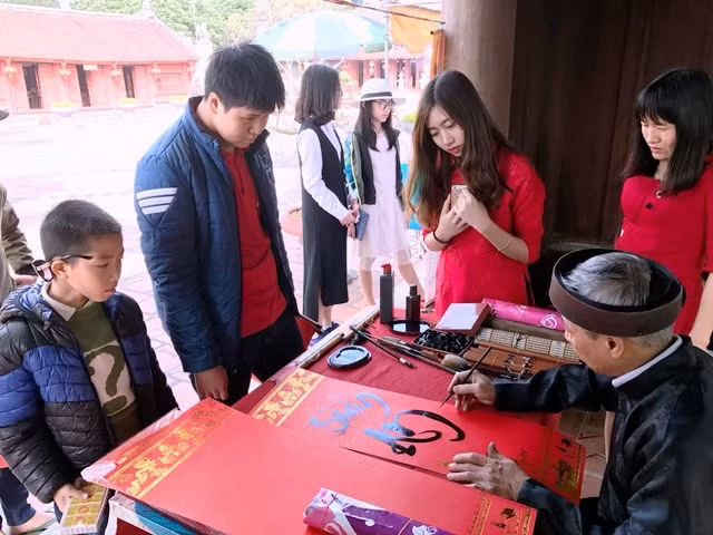 Cứ mỗi dịp Tết đến, xuân sang, người người lại nô nức cùng nhau đi "xin" chữ