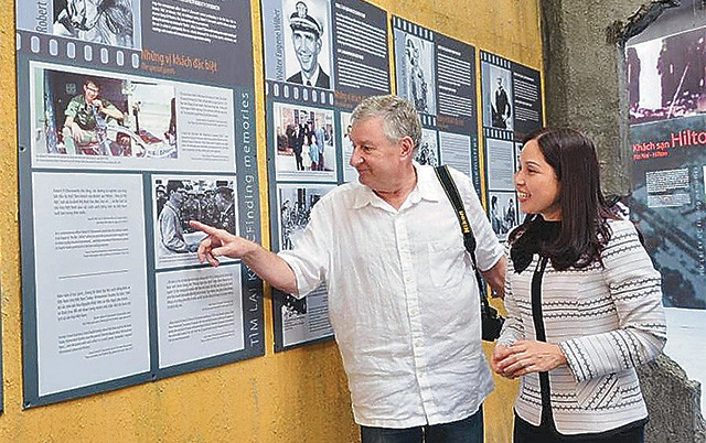 Ông R.P. Chi-nao-it tại khu trưng bày.