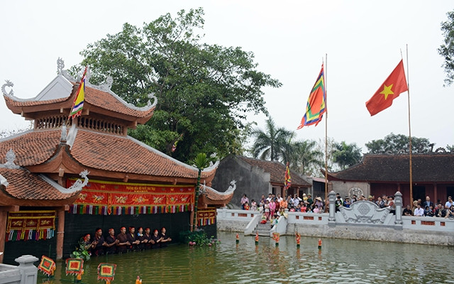 Biểu diễn rối nước tại làng Đào Thục (Cổ Loa, Đông Anh).Ảnh: HUY AN