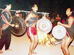 Gặp người đo thang âm và ghi tổng phổ cồng chiêng