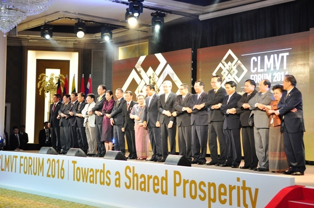 Thủ tướng Thái-lan chụp ảnh với các đại biểu.