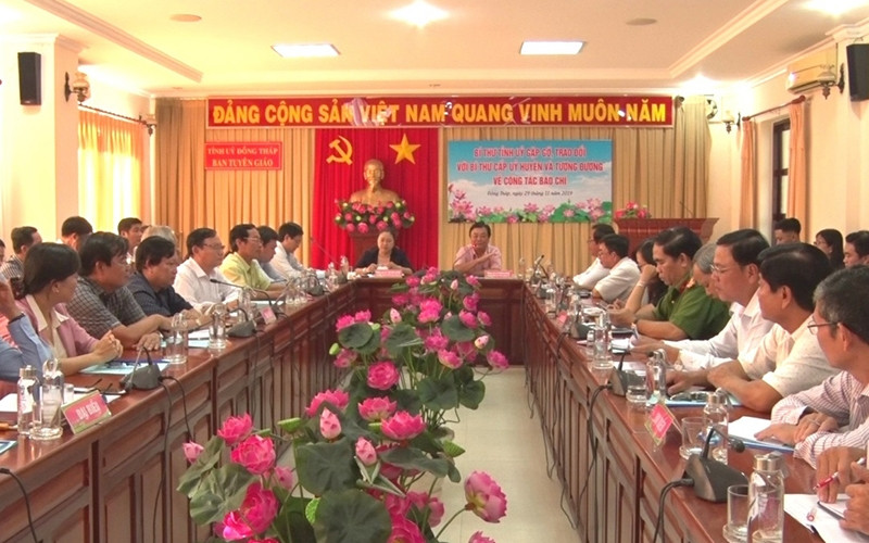 Quang cảnh cuộc họp.