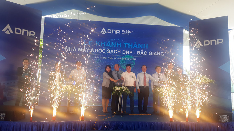 Lãnh đạo tỉnh Bắc Giang bấm nút khánh thành vận hành nhà máy.