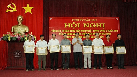 Phó Bí thư Thường trực Tỉnh ủy Nguyễn Văn Du tặng Bằng khen cho tám tổ chức Đảng có thành tích xuất sắc. (Ảnh: baobackan.org.vn)