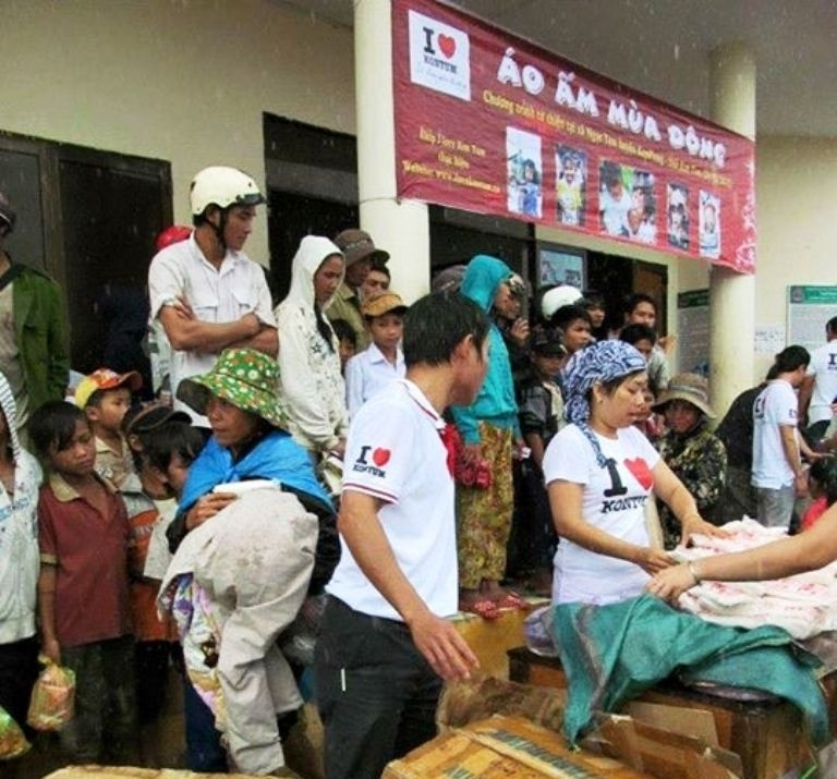 Tặng áo ấm cho người nghèo đông Trường Sơn - Kon Tum.