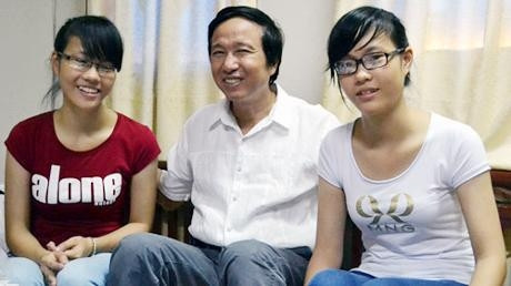 GS, TS Nguyễn Thanh Liêm và hai cháu song sinh Hà, Ninh sau 16 năm được Giáo sư phẫu thuật tách ổ bụng thành công.