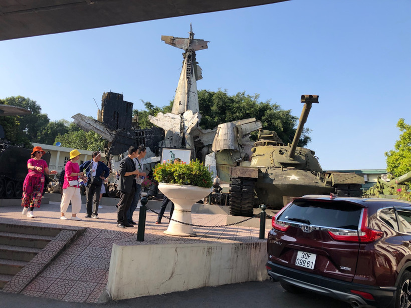 Ảnh minh họa: Du khách nước ngoài ở Bảo tàng Lịch sử Quân sự.