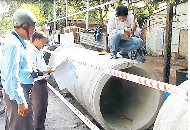 Ðại diện MTTQ phường Phước Long A, quận 9 giám sát một công trình làm đường do Nhà nước và nhân dân cùng góp kinh phí.