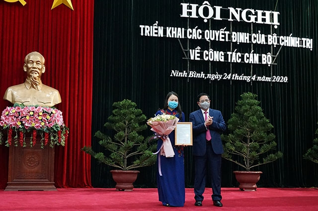 Đồng chí Phạm Minh Chính, Ủy viên Bộ Chính trị, Bí thư T.Ư Đảng, Trưởng Ban Tổ chức Trung ương trao quyết định cho đồng chí Nguyễn Thị Thu Hà giữ chức vụ Bí thư Tỉnh ủy Ninh Bình.