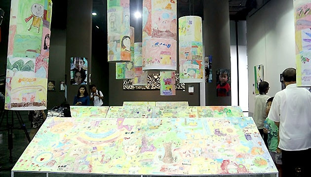 Bức tranh lớn do các em nhỏ vùng cao thực hiện trưng bày tại triển lãm.