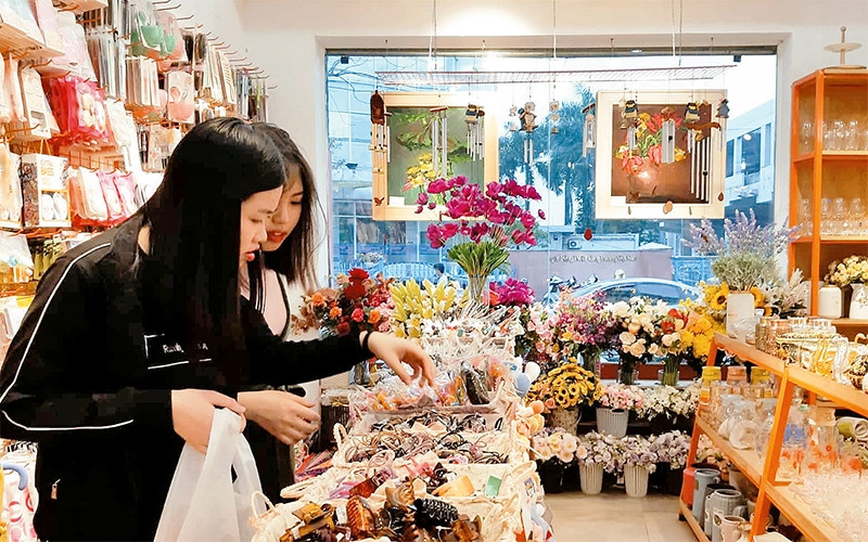 Khách chọn mua quà tặng 8-3 tại một nhà sách trên phố Hồ Tùng Mậu (quận Cầu Giấy).
