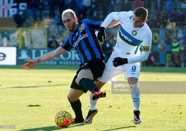 Các cầu thủ Atatalan (áo xanh) và Inter Milan tranh bóng.