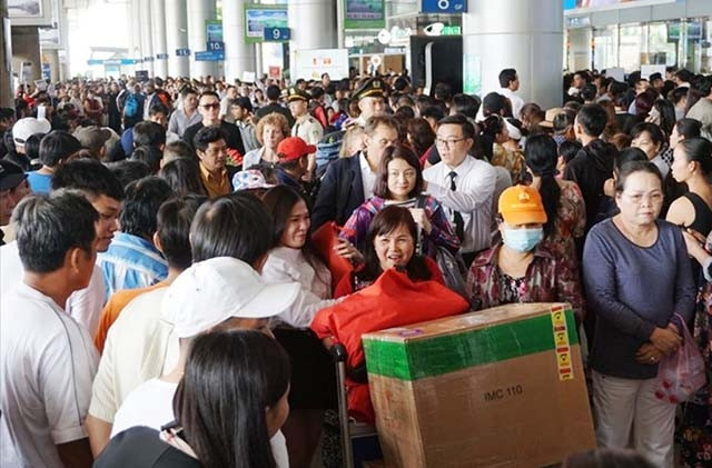 Sân bay Tân Sơn Nhất nhiều thời điểm rơi vào tình trạng quá tải.