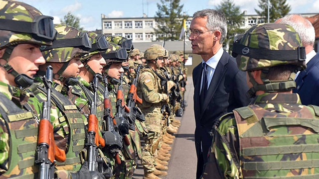 Tổng Thư ký NATO Stoltenberg thăm một đơn vị của tổ chức này đồn trú ở Ba Lan. Ảnh: STRIPES