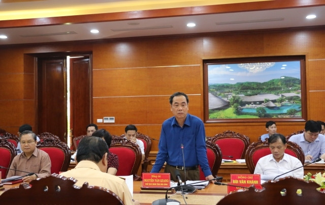 Chủ tịch UBND tỉnh Hòa Bình Nguyễn Văn Quang tại cuộc họp.