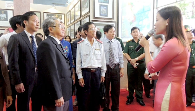 Các đại biểu tham quan triển lãm.