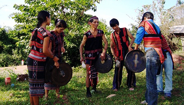 Một buổi học đánh chiêng cảu người Tây Nguyên. Ảnh Đặng Giang