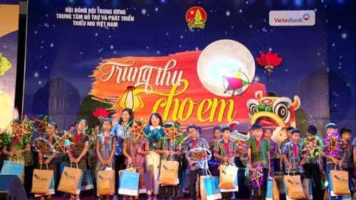 Đại diện lãnh đạo Hội đồng Đội T.Ư trao các phần quà tặng các học sinh nghèo học giỏi của tỉnh Quảng Trị, nhân dịp Tết Trung thu. Ảnh: VĂN HAI