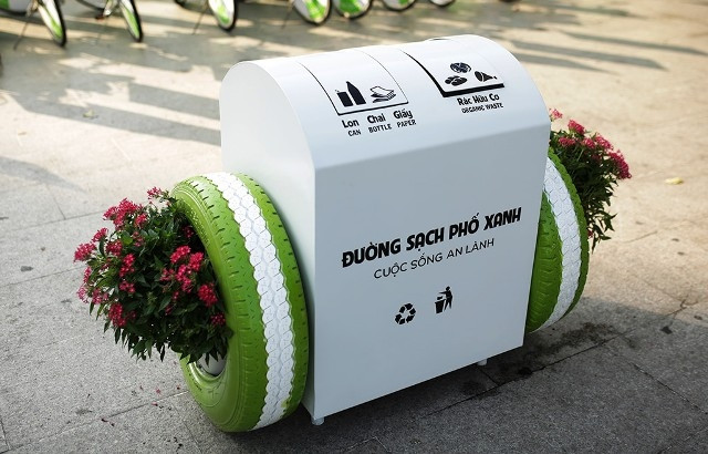 Thùng rác có khả năng sạc pin điện thoại bằng năng lượng mặt trời.