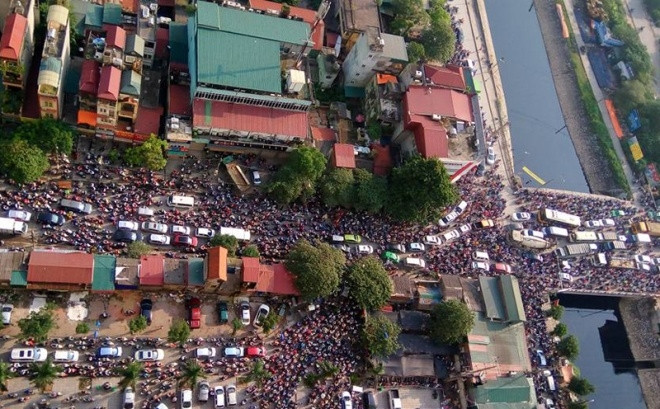 Tắc đường tại khu vực cầu Tó, Thanh Trì, Hà Nội sáng 20-9.