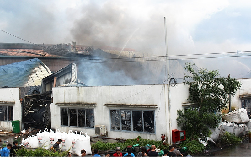 Hiện trường vụ cháy làm nhà xưởng hư hỏng, đổ sập.