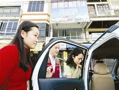 Khách hàng lựa chọn xe để “vi vu” Tết.