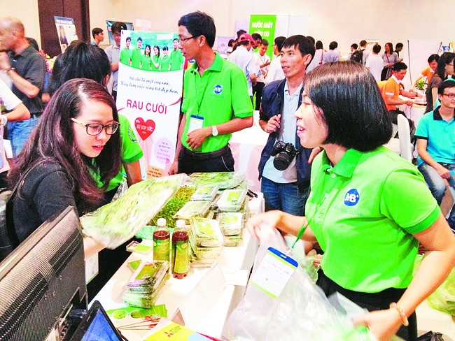 Thanh niên TP Hồ Chí Minh giới thiệu các mô hình khởi nghiệp nông nghiệp sạch hiệu quả. Ảnh | LÊ THANH