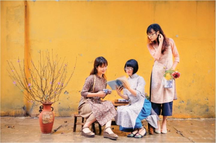 Những thiết kế áo dài cách tân với các biến tấu phù hợp với lớp trẻ hiện đang rất được ưa chuộng.