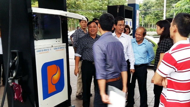 Triển khai thực hiện dán tem các cây xăng tại Cửa hàng xăng dầu trung tâm thành phố Hải Phòng (thuộc Công ty xăng dầu khu vực 3).