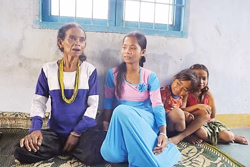 Bà Katơr Thị Sính và cô cháu gái hát sử thi. 